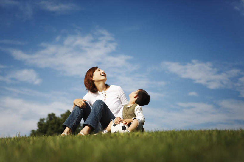 东方人,儿童,两个人,家庭,母亲,儿子,坐,笑,微笑,露齿笑,横图,室外,白天,仰视,纯洁,草地,草坪,植物,亚洲,阴影,服装,光线,影子,云,云朵,云彩,注视,休闲装,黄种人,草,树,树木,小孩,衣服,蓝色,绿色,白云,蓝天,天空,阳光,自然,天,观察,看,休闲,温暖,温馨,母子,一家人,休闲服,可爱,母爱,童年,童趣,服饰,生长,晴朗,成长,观看,和睦,察看,关注,童真,烂漫,无邪,天真,男孩,年轻女性,女人,女性,亚洲人,孩子,年轻人,晴空,抬头,仰头,坐着,彩图,低角度拍摄,全身,融洽,男生