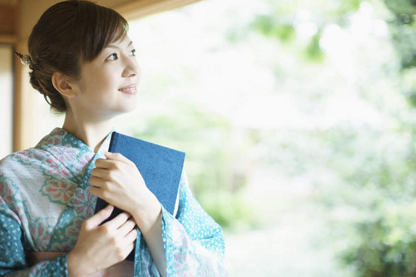 东方人,一个人,站,笑,微笑,横图,室内,白天,正面,民族服装,植物,书籍,亚洲,仅一个年轻女性,仅一个女性,仅一个人,握,和服,朦胧,模糊,拿,拿着,扭头,注视,黄种人,树,树木,绿色,自然,观察,看,站着,转头,握着,服饰,生长,成长,观看,察看,关注,吴服,唐草,唐花,唐锦,年轻女性,女人,女性,亚洲人,书,图书,站立,半身,彩图,传统服装,民俗服