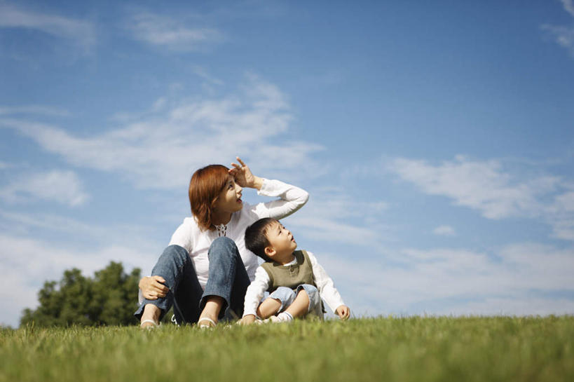 东方人,儿童,两个人,家庭,母亲,儿子,坐,笑,微笑,露齿笑,横图,室外,白天,仰视,纯洁,草地,草坪,植物,亚洲,阴影,服装,光线,影子,云,云朵,云彩,注视,休闲装,黄种人,草,树,树木,小孩,衣服,蓝色,绿色,白云,蓝天,天空,阳光,自然,天,观察,看,休闲,温暖,温馨,母子,一家人,休闲服,可爱,母爱,童年,童趣,遮,遮掩,服饰,生长,晴朗,成长,观看,和睦,察看,掩盖,遮挡,关注,童真,烂漫,无邪,遮盖,掩饰,天真,男孩,年轻女性,女人,女性,亚洲人,孩子,年轻人,晴空,抬头,仰头,坐着,彩图,低角度拍摄,全身,融洽,男生