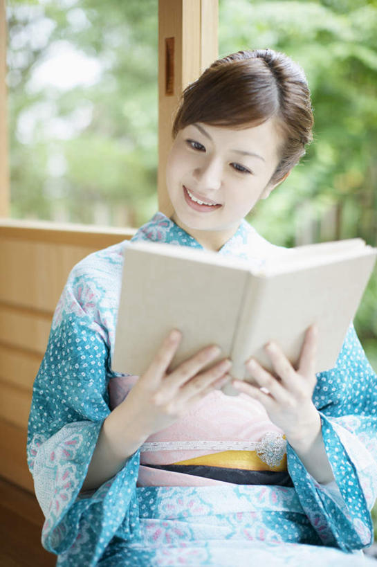 东方人,一个人,坐,笑,微笑,露齿笑,竖图,室内,白天,正面,民族服装,植物,门,书籍,亚洲,仅一个年轻女性,仅一个女性,仅一个人,一本,拉门,握,和服,朦胧,模糊,拿,拿着,注视,黄种人,移门,树,树木,绿色,自然,观察,看,握着,服饰,生长,成长,观看,察看,关注,吴服,唐草,唐花,唐锦,障子,纸门,拉窗,纸拉窗,纸拉门,年轻女性,女人,女性,亚洲人,书,图书,坐着,半身,彩图,传统服装,民俗服