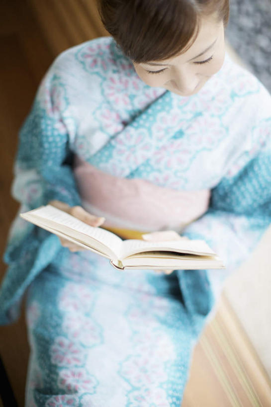 东方人,一个人,坐,笑,微笑,露齿笑,竖图,俯视,室内,白天,民族服装,门,书籍,亚洲,仅一个年轻女性,仅一个女性,仅一个人,一本,拉门,握,和服,朦胧,模糊,拿,拿着,注视,黄种人,移门,观察,看,握着,服饰,观看,察看,关注,吴服,唐草,唐花,唐锦,障子,纸门,拉窗,纸拉窗,纸拉门,年轻女性,女人,女性,亚洲人,书,图书,坐着,半身,彩图,高角度拍摄,传统服装,民俗服