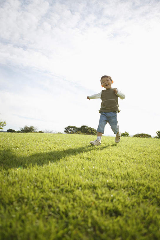 东方人,儿童,一个人,走,伸展双臂,竖图,室外,白天,仰视,纯洁,草地,草坪,植物,亚洲,仅一个男性,仅一个人,阴影,服装,光线,影子,云,云朵,云彩,注视,休闲装,黄种人,草,树,树木,小孩,衣服,蓝色,绿色,白云,蓝天,天空,阳光,自然,天,观察,看,仅一个小孩,休闲,休闲服,可爱,童年,童趣,服饰,生长,晴朗,成长,观看,察看,关注,童真,烂漫,无邪,天真,男孩,男人,男性,亚洲人,孩子,晴空,步行,敞开双臂,散步,伸开双臂,展开双肩,张开手臂,张开双臂,走路,彩图,低角度拍摄,全身,男生