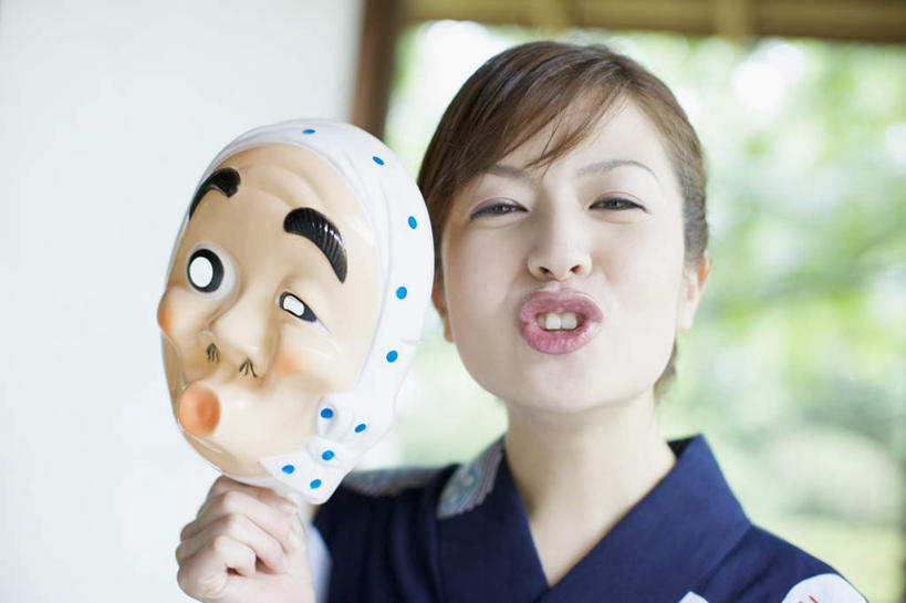 东方人,脸,头,嘴,脸颊,手,一个人,站,横图,室内,特写,白天,正面,民族服装,树林,植物,亚洲,仅一个年轻女性,仅一个女性,仅一个人,握,和服,朦胧,模糊,面具,墙,拿,拿着,注视,黄种人,肩膀,墙壁,墙面,树,树木,绿色,白色,自然,嘟嘴,观察,看,站着,手部,撅嘴,握着,服饰,生长,成长,观看,单手,察看,关注,吴服,唐草,唐花,唐锦,年轻女性,女人,女性,亚洲人,头部,脸部,脸蛋,面部,嘴巴,嘴唇,站立,半身,彩图,传统服装,民俗服,浴衣