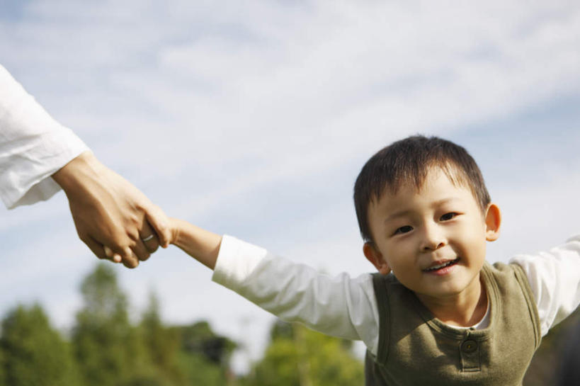 东方人,儿童,两个人,家庭,母亲,儿子,站,握手,笑,微笑,露齿笑,横图,室外,白天,正面,纯洁,植物,亚洲,阴影,服装,朦胧,模糊,光线,影子,云,云朵,云彩,注视,休闲装,黄种人,树,树木,小孩,衣服,蓝色,绿色,白云,蓝天,天空,阳光,自然,天,观察,看,站着,休闲,温暖,温馨,母子,一家人,休闲服,可爱,母爱,童年,童趣,服饰,生长,晴朗,成长,观看,和睦,察看,关注,童真,烂漫,无邪,天真,男孩,年轻女性,女人,女性,亚洲人,孩子,年轻人,晴空,搀手,拉手,手拉手,手握手,站立,半身,彩图,融洽,男生