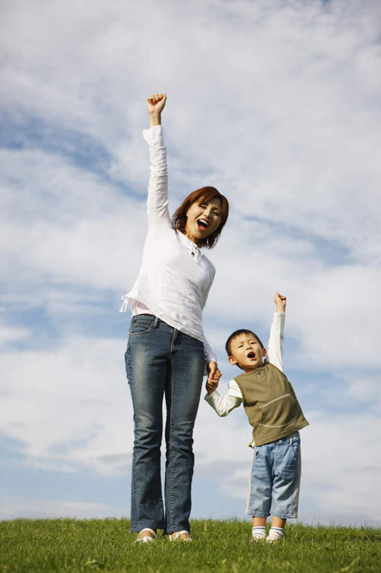 东方人,儿童,两个人,家庭,母亲,儿子,站,举,握手,笑,微笑,露齿笑,竖图,室外,白天,仰视,纯洁,草地,草坪,植物,亚洲,阴影,服装,裤子,光线,影子,注视,牛仔裤,休闲装,黄种人,草,小孩,衣服,蓝色,绿色,蓝天,天空,阳光,天,观察,看,托,站着,休闲,温暖,温馨,母子,一家人,休闲服,可爱,母爱,童年,童趣,服饰,晴朗,观看,和睦,察看,关注,童真,烂漫,无邪,万里无云,天真,男孩,年轻女性,女人,女性,亚洲人,孩子,年轻人,晴空,晴空万里,搀手,举起,举手,举着,拉手,手拉手,手握手,向上举,向上伸,向上托,站立,彩图,低角度拍摄,全身,融洽,男生