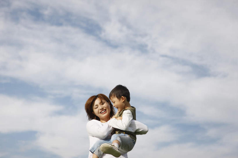 东方人,儿童,两个人,家庭,母亲,儿子,站,抱,笑,微笑,露齿笑,横图,室外,白天,仰视,纯洁,亚洲,阴影,服装,光线,影子,云,云朵,云彩,注视,休闲装,黄种人,小孩,衣服,蓝色,白云,蓝天,天空,阳光,天,观察,看,站着,休闲,温暖,温馨,母子,一家人,休闲服,可爱,母爱,童年,童趣,服饰,晴朗,抱着,观看,和睦,察看,搂着,关注,童真,烂漫,无邪,天真,男孩,年轻女性,女人,女性,亚洲人,孩子,年轻人,晴空,搂,搂抱,站立,半身,彩图,低角度拍摄,融洽,男生