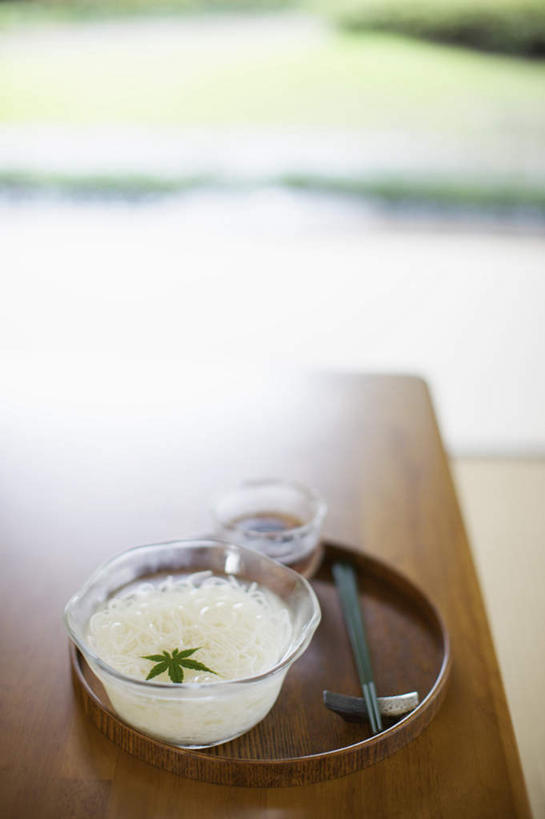 面食,面条,无人,竖图,俯视,室内,特写,白天,烹饪,草地,草坪,植物,餐桌,地板,筷子,桌子,餐具,玻璃,阴影,朦胧,模糊,反射,碟子,盘,影子,面,日本料理,料理,食品,地面,文化,传统,拉面,菜肴,美食,木地板,玻璃制品,草,食物,绿色,盘子,容器,碟,碗,日式料理,日式,荞麦面,佳肴,餐台,储藏,礼节,储存,礼仪,进餐用具,彩图,高角度拍摄,贮存