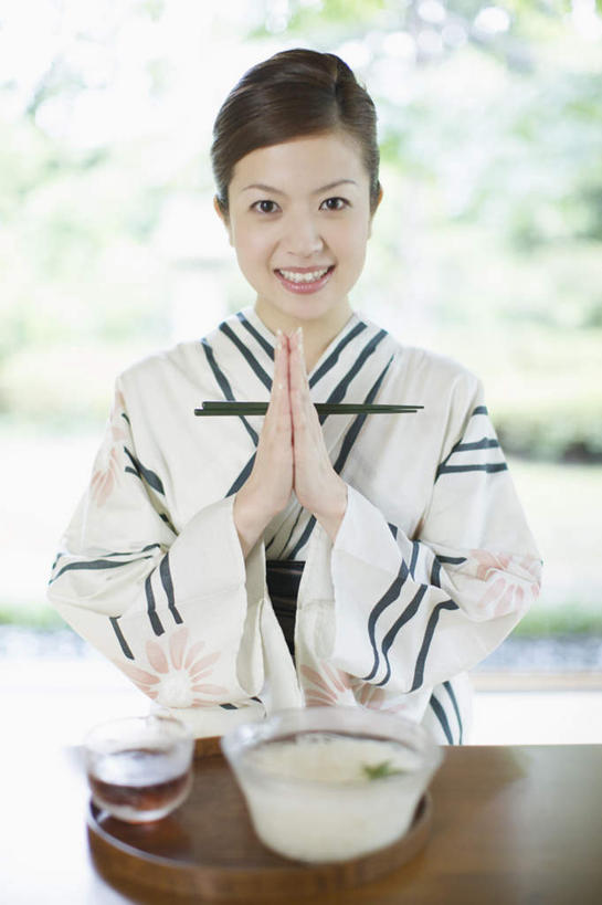 面食,面条,东方人,一个人,坐,笑,微笑,露齿笑,竖图,室内,白天,正面,民族服装,烹饪,植物,餐桌,桌子,餐具,亚洲,仅一个年轻女性,仅一个女性,仅一个人,和服,朦胧,模糊,碟子,盘,陶瓷,面,日本料理,料理,食品,陶瓷制品,祝福,注视,黄种人,拉面,菜肴,美食,树,树木,食物,虔诚,绿色,自然,盘子,容器,碟,碗,日式料理,观察,看,祈祷,双手合十,日式,服饰,荞麦面,佳肴,生长,成长,餐台,观看,储藏,察看,储存,关注,感谢,合掌,吴服,合十礼,合掌礼,唐草,唐花,唐锦,合十,莲华合掌,感恩,年轻女性,女人,女性,亚洲人,坐着,半身,彩图,传统服装,民俗服,贮存