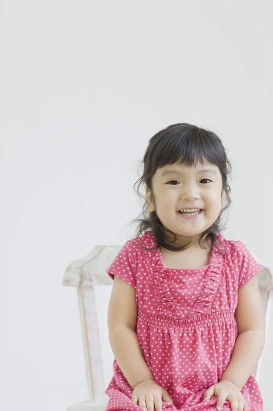 东方人,儿童,一个人,坐,笑,微笑,露齿笑,竖图,室内,白天,正面,裙子,纯洁,椅子,亚洲,仅一个女性,仅一个人,连衣裙,服装,朦胧,模糊,木椅,墙,注视,黄种人,墙壁,墙面,小孩,衣服,粉色,白色,观察,看,仅一个小孩,可爱,童年,童趣,服饰,观看,察看,衣着,穿着,关注,童真,烂漫,无邪,衣饰,天真,女孩,女人,女性,亚洲人,孩子,坐着,半身,彩图,女生
