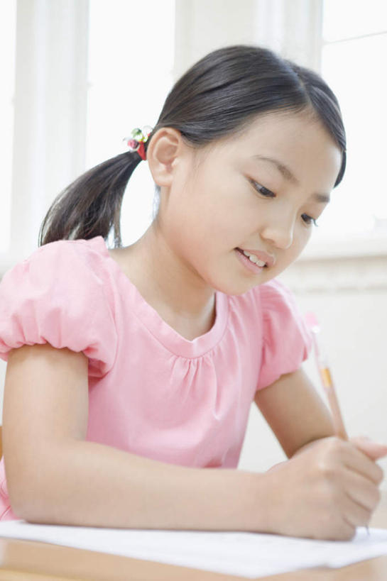 东方人,儿童,一个人,坐,笑,微笑,露齿笑,竖图,室内,白天,侧面,裙子,纯洁,窗户,桌子,亚洲,仅一个女性,仅一个人,握,连衣裙,服装,朦胧,模糊,笔,材料,档案,文件,纸,墙,办公用品,拿,拿着,注视,黄种人,书桌,玻璃窗,墙壁,墙面,文具,小孩,衣服,粉色,白色,课桌,手稿,学习用品,资料,低头,观察,看,仅一个小孩,可爱,童年,童趣,握着,服饰,观看,文具用品,证明,察看,书写,衣着,穿着,关注,文档,童真,烂漫,无邪,衣饰,天真,女孩,女人,女性,亚洲人,孩子,坐着,半身,彩图,女生