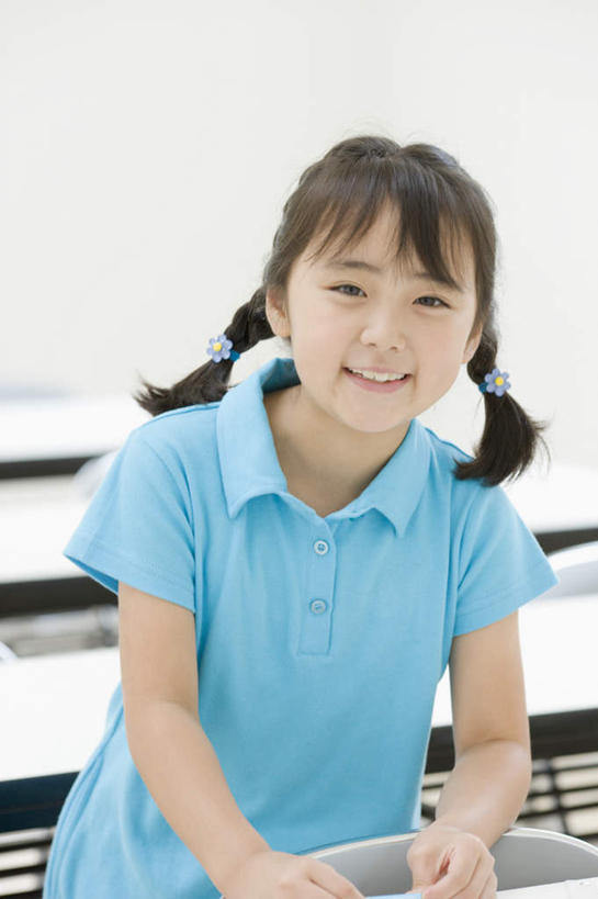 东方人,儿童,一个人,学校,站,笑,微笑,露齿笑,竖图,室内,白天,正面,纯洁,桌子,椅子,亚洲,仅一个女性,仅一个人,服装,朦胧,模糊,木椅,墙,注视,休闲装,黄种人,书桌,校园,墙壁,墙面,小孩,衣服,蓝色,白色,课桌,观察,看,站着,仅一个小孩,休闲,教室,休闲服,可爱,童年,童趣,服饰,观看,察看,关注,童真,烂漫,无邪,天真,女孩,女人,女性,亚洲人,孩子,站立,半身,彩图,女生