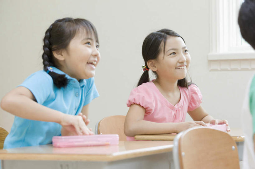 东方人,儿童,三个人,伙伴,朋友,学校,坐,笑,微笑,露齿笑,横图,室内,白天,正面,友谊,纯洁,窗户,桌子,椅子,亚洲,服装,木椅,墙,办公用品,铅笔盒,注视,休闲装,黄种人,书桌,校园,玻璃窗,墙壁,墙面,盒子,文具,小孩,衣服,白色,课桌,容器,学习用品,观察,看,休闲,教室,同学,休闲服,可爱,童年,童趣,服饰,观看,储藏,文具用品,察看,校友,储存,关注,童真,烂漫,无邪,同窗,学友,天真,友情,男孩,男人,男性,女孩,女人,女性,亚洲人,坐着,半身,彩图,贮存,男生,女生