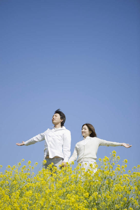 东方人,两个人,家庭,夫妻,农田,站,举,握手,笑,微笑,露齿笑,竖图,室外,白天,仰视,爱情,庄稼,农作物,花海,花圃,植物,叶子,亚洲,阴影,服装,朦胧,模糊,盛开,光线,影子,浪漫,花蕾,注视,休闲装,黄种人,花,花瓣,花朵,花卉,鲜花,衣服,蓝色,绿色,蓝天,天空,阳光,花丛,花束,花田,天,花苞,花蕊,油菜花,观察,看,托,站着,休闲,温暖,温馨,一家人,休闲服,恩爱,恋人,服饰,晴朗,观看,和睦,察看,关注,万里无云,男人,男性,年轻男性,年轻女性,女人,女性,亚洲人,年轻人,夫妇,情侣,晴空,晴空万里,搀手,举起,举手,举着,拉手,手拉手,手握手,向上举,向上伸,向上托,站立,半身,彩图,低角度拍摄,耕地,庄稼田,伴侣,融洽,芸苔,芸薹