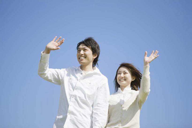 东方人,两个人,家庭,夫妻,站,举,笑,微笑,露齿笑,横图,室外,白天,仰视,爱情,亚洲,服装,浪漫,挥手,注视,休闲装,黄种人,再见,衣服,蓝色,蓝天,天空,天,观察,看,手势,托,站着,招手,休闲,温暖,温馨,一家人,休闲服,恩爱,恋人,服饰,晴朗,告别,观看,和睦,察看,关注,摆动,离别,万里无云,辞行,男人,男性,年轻男性,年轻女性,女人,女性,亚洲人,年轻人,夫妇,情侣,晴空,晴空万里,举起,举手,举着,向上举,向上伸,向上托,站立,半身,彩图,低角度拍摄,伴侣,融洽