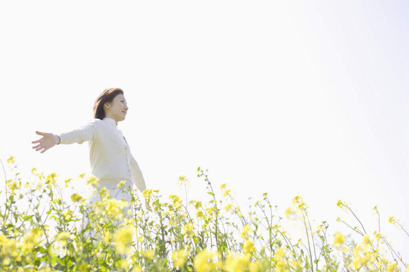东方人,一个人,农田,站,伸展双臂,笑,微笑,横图,室外,白天,仰视,庄稼,农作物,花海,花圃,植物,叶子,亚洲,仅一个年轻女性,仅一个女性,仅一个人,服装,朦胧,模糊,盛开,花蕾,注视,休闲装,黄种人,花,花瓣,花朵,花卉,鲜花,衣服,黄色,绿色,天空,花丛,花束,花田,天,花苞,花蕊,油菜花,观察,看,站着,休闲,休闲服,服饰,晴朗,观看,察看,关注,万里无云,年轻女性,女人,女性,亚洲人,晴空,晴空万里,敞开双臂,伸开双臂,展开双肩,站立,张开手臂,张开双臂,半身,彩图,低角度拍摄,耕地,庄稼田,芸苔,芸薹