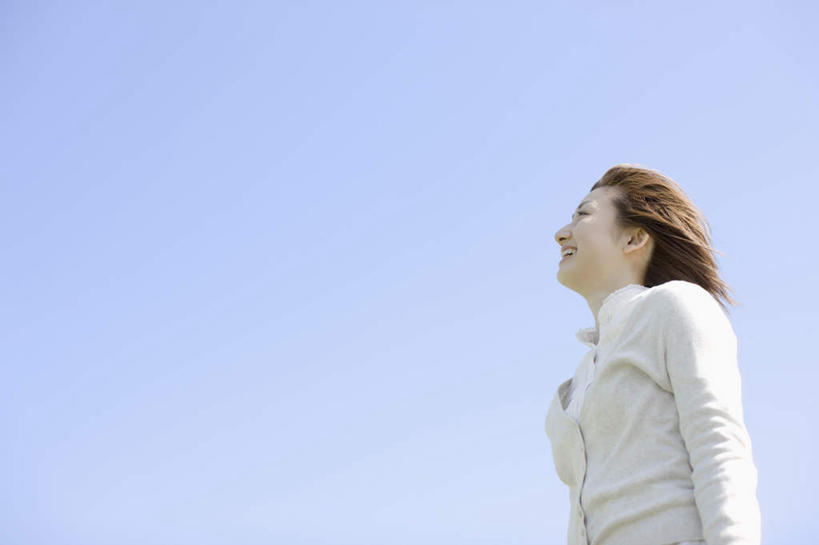 东方人,一个人,站,笑,微笑,露齿笑,横图,室外,白天,仰视,亚洲,仅一个年轻女性,仅一个女性,仅一个人,服装,朦胧,模糊,注视,休闲装,黄种人,衣服,蓝色,蓝天,天空,天,观察,看,站着,休闲,休闲服,服饰,晴朗,观看,察看,关注,万里无云,年轻女性,女人,女性,亚洲人,晴空,晴空万里,抬头,仰头,站立,半身,彩图,低角度拍摄