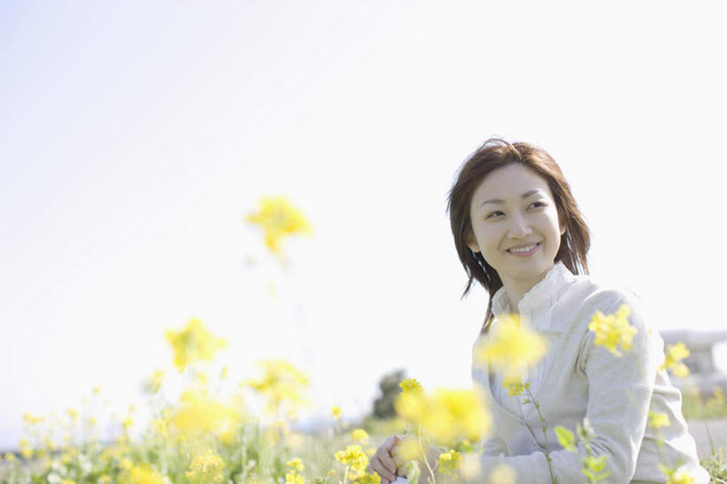 东方人,一个人,农田,坐,笑,微笑,露齿笑,横图,室外,白天,正面,庄稼,农作物,花海,花圃,植物,叶子,亚洲,仅一个年轻女性,仅一个女性,仅一个人,服装,朦胧,模糊,盛开,花蕾,扭头,注视,休闲装,黄种人,花,花瓣,花朵,花卉,鲜花,衣服,黄色,蓝色,绿色,蓝天,天空,花丛,花束,花田,天,花苞,花蕊,油菜花,观察,看,转头,休闲,休闲服,服饰,晴朗,观看,察看,关注,万里无云,年轻女性,女人,女性,亚洲人,晴空,晴空万里,坐着,半身,彩图,耕地,庄稼田,芸苔,芸薹