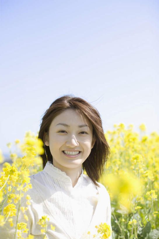 东方人,一个人,农田,站,笑,微笑,露齿笑,竖图,室外,白天,正面,庄稼,农作物,花海,花圃,植物,叶子,亚洲,仅一个年轻女性,仅一个女性,仅一个人,服装,朦胧,模糊,盛开,花蕾,注视,休闲装,黄种人,花,花瓣,花朵,花卉,鲜花,衣服,黄色,蓝色,绿色,蓝天,天空,花丛,花束,花田,天,花苞,花蕊,油菜花,观察,看,站着,休闲,休闲服,服饰,晴朗,观看,察看,关注,万里无云,年轻女性,女人,女性,亚洲人,晴空,晴空万里,站立,半身,彩图,耕地,庄稼田,芸苔,芸薹