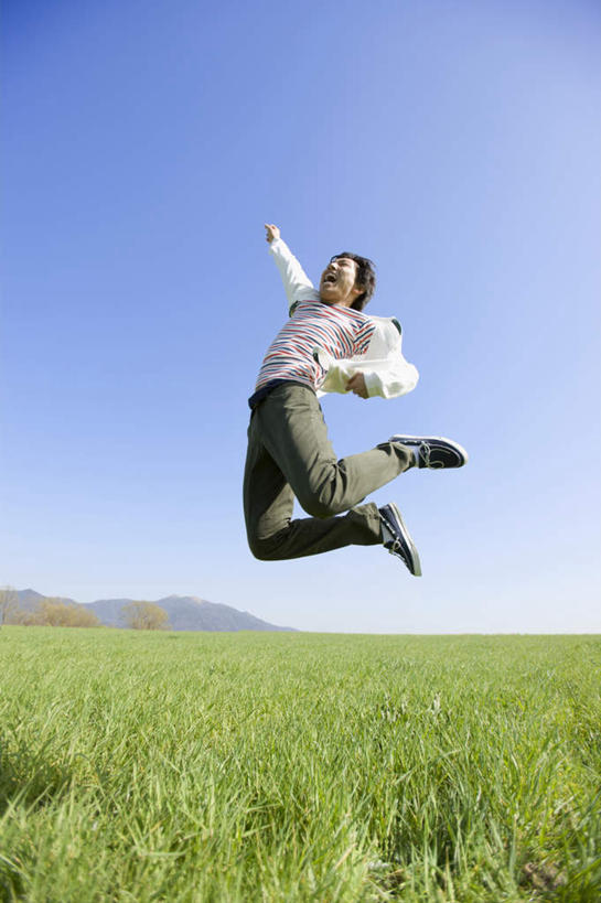 东方人,一个人,跳,举,笑,微笑,露齿笑,竖图,室外,白天,仰视,草地,草原,植物,亚洲,仅一个男性,仅一个人,阴影,服装,光线,影子,地平线,旷野,辽阔,地面,半空,注视,休闲装,黄种人,草,仅一个年轻男性,衣服,蓝色,绿色,蓝天,天空,阳光,天,观察,看,托,休闲,广阔,休闲服,服饰,晴朗,观看,一望无际,察看,关注,原野,延伸,万里无云,天地相交,无边无际,一马平川,男人,男性,年轻男性,亚洲人,晴空,晴空万里,举起,举手,举着,跳跃,向上举,向上伸,向上托,彩图,低角度拍摄,全身