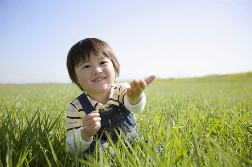 东方人,儿童,一个人,站,举,笑,微笑,露齿笑,横图,室外,白天,正面,纯洁,草地,草原,植物,亚洲,仅一个男性,仅一个人,阴影,服装,光线,影子,地平线,旷野,辽阔,地面,注视,休闲装,黄种人,草,小孩,衣服,蓝色,绿色,蓝天,天空,阳光,天,观察,看,托,站着,仅一个小孩,休闲,广阔,休闲服,可爱,童年,童趣,服饰,晴朗,观看,一望无际,察看,关注,原野,延伸,童真,烂漫,无邪,万里无云,天地相交,无边无际,一马平川,天真,男孩,男人,男性,亚洲人,孩子,晴空,晴空万里,举起,举手,举着,向上举,向上伸,向上托,站立,半身,彩图,男生