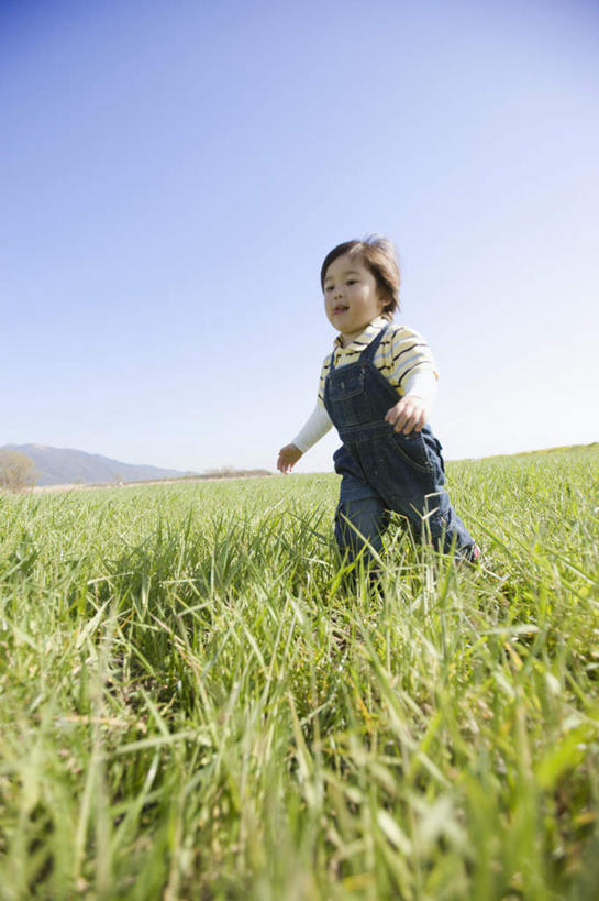 东方人,儿童,一个人,走,笑,微笑,竖图,室外,白天,侧面,纯洁,草地,草原,植物,亚洲,仅一个男性,仅一个人,阴影,服装,裤子,光线,影子,旷野,注视,休闲装,黄种人,草,小孩,衣服,蓝色,绿色,蓝天,天空,阳光,天,观察,看,仅一个小孩,休闲,休闲服,背带裤,可爱,童年,童趣,服饰,晴朗,观看,察看,关注,原野,童真,烂漫,无邪,万里无云,饭单裤,工装裤,天真,男孩,男人,男性,亚洲人,孩子,晴空,晴空万里,步行,散步,走路,彩图,全身,男生