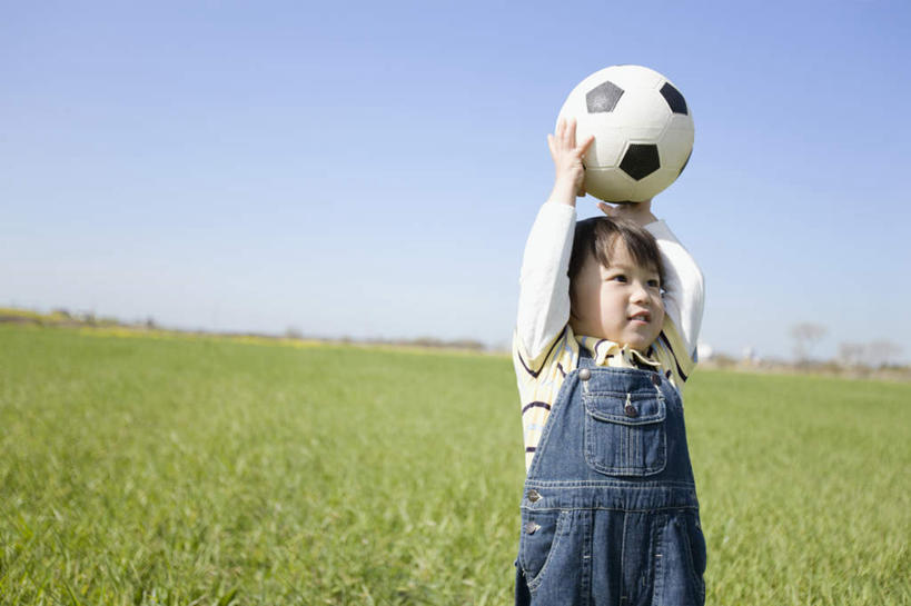 东方人,儿童,一个人,站,举,笑,微笑,露齿笑,横图,室外,白天,正面,纯洁,足球,草地,草原,植物,亚洲,仅一个男性,仅一个人,阴影,服装,裤子,光线,影子,旷野,足球装备,注视,休闲装,黄种人,运动器械,草,一个,小孩,衣服,蓝色,绿色,蓝天,天空,阳光,天,观察,看,托,站着,仅一个小孩,休闲,休闲服,背带裤,健身器械,可爱,童年,童趣,服饰,晴朗,单个,观看,察看,关注,原野,健身器材,童真,烂漫,无邪,万里无云,蹴鞠,饭单裤,工装裤,天真,足球运动,男孩,男人,男性,亚洲人,孩子,晴空,晴空万里,举起,举手,举着,向上举,向上伸,向上托,站立,半身,彩图,运动器材,男生