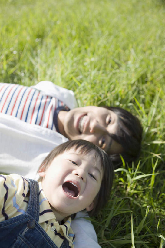 东方人,儿童,两个人,家庭,父亲,儿子,躺,闭眼,笑,微笑,露齿笑,竖图,俯视,室外,白天,纯洁,草地,草原,植物,亚洲,阴影,服装,光线,影子,旷野,注视,休闲装,黄种人,草,小孩,衣服,绿色,阳光,观察,看,休闲,温暖,温馨,父子,一家人,休闲服,父爱,可爱,童年,童趣,服饰,观看,和睦,察看,关注,原野,童真,烂漫,无邪,卧着,天真,男孩,男人,男性,年轻男性,亚洲人,孩子,年轻人,闭眼睛,闭着眼,闭着眼睛,躺着,卧,半身,彩图,高角度拍摄,融洽,男生