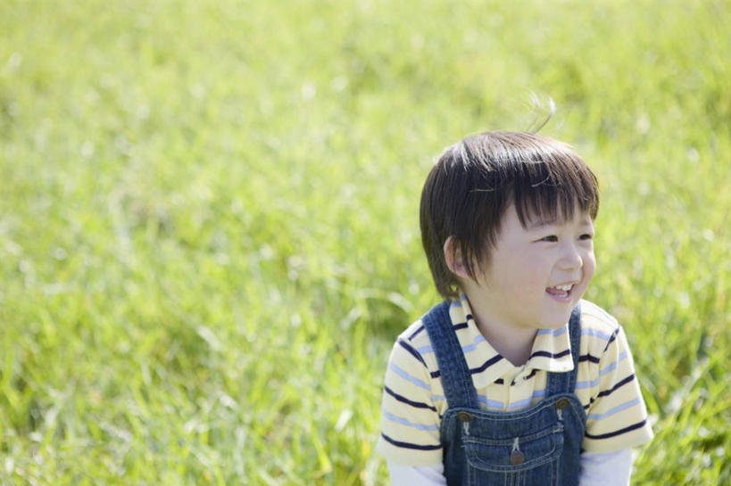 东方人,儿童,一个人,坐,笑,微笑,露齿笑,横图,室外,白天,正面,纯洁,草地,草坪,植物,亚洲,仅一个男性,仅一个人,服装,裤子,扭头,注视,休闲装,黄种人,草,小孩,衣服,绿色,观察,看,转头,仅一个小孩,休闲,休闲服,背带裤,可爱,童年,童趣,服饰,观看,察看,关注,童真,烂漫,无邪,饭单裤,工装裤,天真,男孩,男人,男性,亚洲人,孩子,坐着,半身,彩图,男生