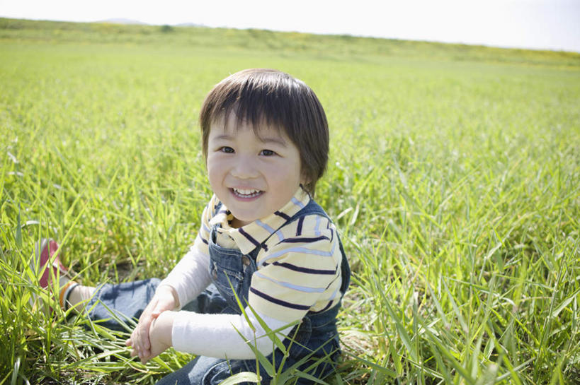 东方人,儿童,一个人,横图,室外,白天,正面,纯洁,草地,草原,植物,亚洲,仅一个男性,仅一个人,服装,裤子,地平线,旷野,辽阔,地面,注视,休闲装,黄种人,草,小孩,衣服,蓝色,绿色,蓝天,天空,天,观察,看,仅一个小孩,休闲,广阔,休闲服,背带裤,可爱,童年,童趣,服饰,晴朗,观看,一望无际,察看,关注,原野,延伸,童真,烂漫,无邪,万里无云,天地相交,无边无际,一马平川,饭单裤,工装裤,天真,男孩,男人,男性,亚洲人,孩子,晴空,晴空万里,半身,彩图,男生