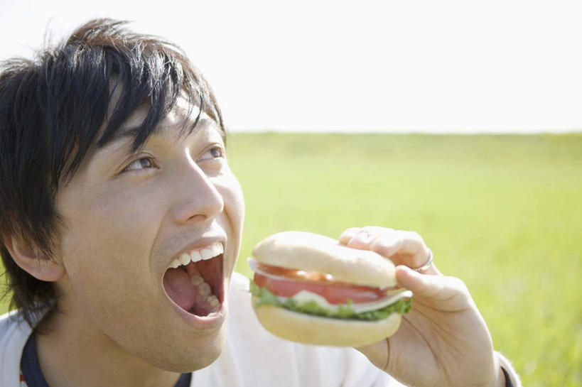 东方人,一个人,坐,横图,室外,白天,正面,烹饪,西餐,草地,草原,植物,餐桌,桌子,亚洲,仅一个男性,仅一个人,握,阴影,服装,光线,影子,地平线,旷野,辽阔,汉堡,料理,食品,地面,拿,拿着,注视,休闲装,黄种人,菜肴,美食,草,食物,仅一个年轻男性,衣服,蓝色,绿色,蓝天,天空,阳光,快餐,天,观察,看,张嘴,休闲,广阔,休闲服,西式,握着,服饰,佳肴,晴朗,餐台,观看,一望无际,察看,关注,原野,延伸,张大嘴巴,西式快餐,垃圾食品,万里无云,天地相交,无边无际,一马平川,男人,男性,年轻男性,亚洲人,晴空,晴空万里,张开嘴,坐着,半身,彩图