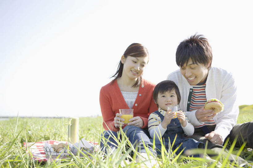 果汁,东方人,儿童,三个人,家庭,夫妻,母亲,父亲,儿子,坐,笑,微笑,露齿笑,横图,室外,白天,正面,爱情,烹饪,西餐,纯洁,草地,草原,植物,柑橘,杯子,亚洲,握,阴影,服装,光线,篮子,影子,坐垫,地平线,旷野,辽阔,三明治,橙汁,料理,食品,地面,饮品,浪漫,拿,拿着,扭头,注视,休闲装,黄种人,菜肴,美食,玻璃制品,草,食物,饮料,小孩,衣服,蓝色,绿色,蓝天,天空,阳光,水杯,快餐,天,观察,看,转头,休闲,广阔,温暖,温馨,父子,母子,三口之家,一家人,休闲服,恩爱,父爱,可爱,母爱,童年,童趣,西式,握着,恋人,服饰,佳肴,晴朗,观看,一望无际,和睦,察看,关注,可口,原野,延伸,童真,西式快餐,烂漫,无邪,三文治,万里无云,天地相交,野餐垫,野餐地毯,多功能毯,食物篮,无边无际,一马平川,适口,天真,男孩,男人,男性,年轻男性,年轻女性,女人,女性,亚洲人,孩子,年轻人,夫妇,情侣,玻璃杯,晴空,晴空万里,橘子,桔子,橙子,橙,坐着,半身,彩图,伴侣,融洽,野餐篮,男生