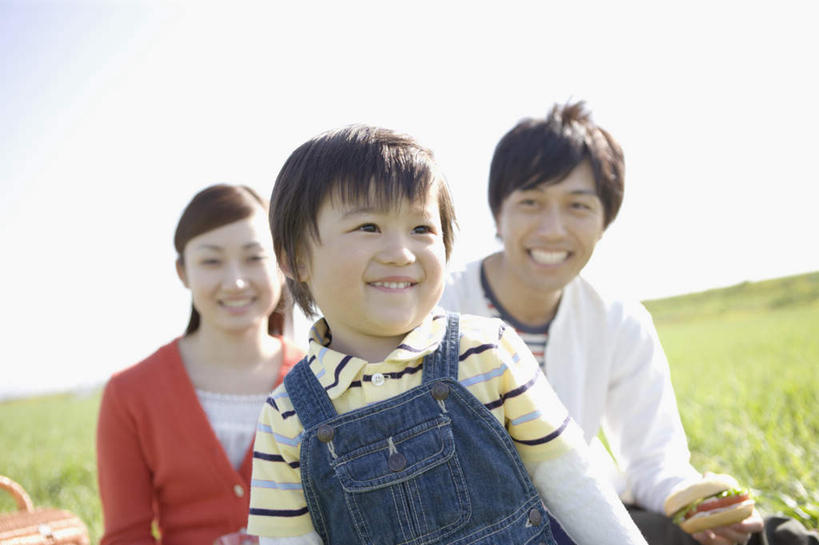 东方人,儿童,三个人,家庭,夫妻,母亲,父亲,儿子,站,坐,笑,微笑,露齿笑,横图,室外,白天,正面,爱情,烹饪,西餐,纯洁,草地,草原,植物,亚洲,握,阴影,服装,光线,影子,旷野,三明治,料理,食品,浪漫,拿,拿着,注视,休闲装,黄种人,菜肴,美食,草,食物,小孩,衣服,蓝色,绿色,蓝天,天空,阳光,快餐,天,观察,看,站着,休闲,温暖,温馨,父子,母子,三口之家,一家人,休闲服,恩爱,父爱,可爱,母爱,童年,童趣,西式,握着,恋人,服饰,佳肴,晴朗,观看,和睦,察看,关注,原野,童真,西式快餐,烂漫,无邪,三文治,万里无云,天真,男孩,男人,男性,年轻男性,年轻女性,女人,女性,亚洲人,孩子,年轻人,夫妇,情侣,晴空,晴空万里,站立,坐着,半身,彩图,伴侣,融洽,男生