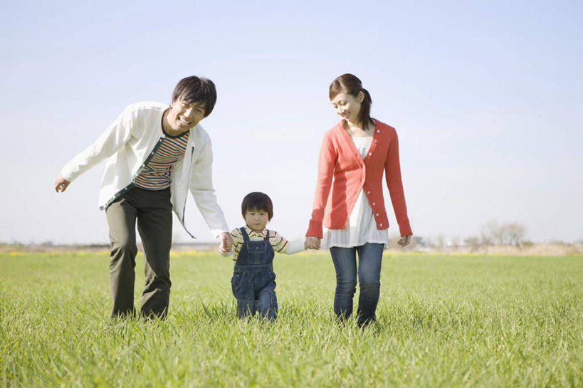 东方人,儿童,三个人,家庭,夫妻,母亲,父亲,儿子,走,握手,笑,微笑,露齿笑,横图,室外,白天,正面,爱情,纯洁,草地,草原,植物,亚洲,一排,阴影,服装,整齐,光线,影子,旷野,浪漫,注视,休闲装,黄种人,草,排列,小孩,衣服,蓝色,绿色,蓝天,天空,阳光,天,观察,看,休闲,温暖,温馨,父子,母子,三口之家,一家人,休闲服,恩爱,父爱,可爱,母爱,童年,童趣,恋人,服饰,晴朗,观看,和睦,察看,队列,关注,原野,童真,烂漫,无邪,万里无云,天真,男孩,男人,男性,年轻男性,年轻女性,女人,女性,亚洲人,孩子,年轻人,夫妇,情侣,晴空,晴空万里,步行,搀手,拉手,散步,手拉手,手握手,走路,彩图,全身,伴侣,融洽,男生