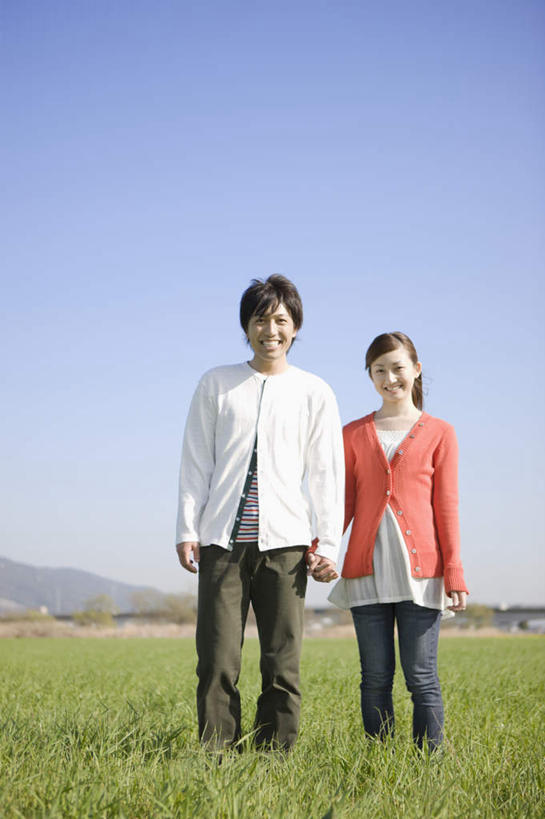 东方人,两个人,家庭,夫妻,站,握手,笑,微笑,露齿笑,竖图,室外,白天,正面,爱情,草地,草原,植物,亚洲,阴影,服装,光线,影子,旷野,浪漫,注视,休闲装,黄种人,草,衣服,蓝色,绿色,蓝天,天空,阳光,天,观察,看,站着,休闲,温暖,温馨,一家人,休闲服,恩爱,恋人,服饰,晴朗,观看,和睦,察看,关注,原野,万里无云,男人,男性,年轻男性,年轻女性,女人,女性,亚洲人,年轻人,夫妇,情侣,晴空,晴空万里,搀手,拉手,手拉手,手握手,站立,彩图,全身,伴侣,融洽