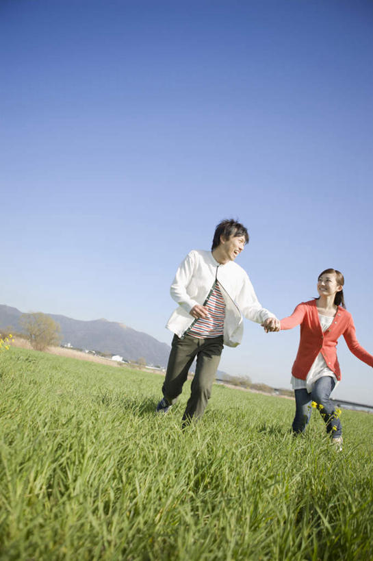 东方人,两个人,家庭,夫妻,握手,笑,微笑,露齿笑,竖图,室外,白天,仰视,爱情,草地,草原,植物,亚洲,奔驰,阴影,服装,光线,影子,旷野,浪漫,注视,休闲装,黄种人,草,衣服,蓝色,绿色,蓝天,天空,阳光,天,奔跑,观察,看,休闲,温暖,温馨,一家人,休闲服,恩爱,恋人,服饰,晴朗,观看,和睦,察看,关注,原野,万里无云,男人,男性,年轻男性,年轻女性,女人,女性,亚洲人,年轻人,夫妇,情侣,晴空,晴空万里,搀手,拉手,手拉手,手握手,彩图,低角度拍摄,全身,伴侣,融洽