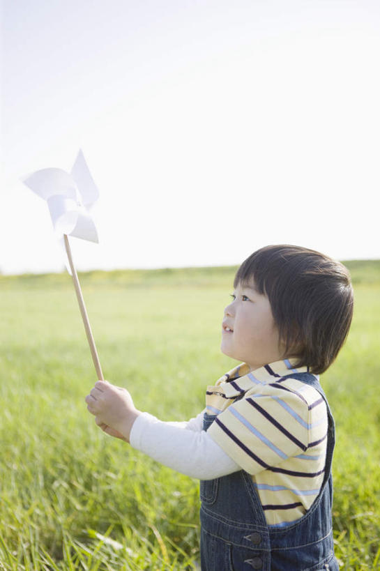 东方人,儿童,一个人,站,举,竖图,室外,白天,侧面,快乐,自由,幸福,纯洁,草地,草原,植物,风车,玩具,亚洲,仅一个男性,仅一个人,阴影,服装,裤子,光线,影子,地平线,旷野,辽阔,地面,注视,休闲装,黄种人,娱乐,草,小孩,衣服,蓝色,绿色,蓝天,天空,阳光,天,观察,看,托,站着,仅一个小孩,休闲,广阔,喜庆,休闲服,背带裤,活力,可爱,童年,童趣,服饰,晴朗,观看,希望,一望无际,吉祥,察看,象征,关注,原野,延伸,和平,梦想,童真,烂漫,无邪,忠诚,万里无云,天地相交,进取,灵动,勇敢,勤奋,无边无际,一马平川,饭单裤,工装裤,天真,团结,幸运,男孩,男人,男性,亚洲人,孩子,晴空,晴空万里,举起,举手,举着,抬头,向上举,向上伸,向上托,仰头,站立,半身,彩图,男生