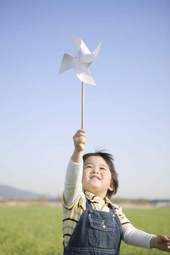 东方人,儿童,一个人,站,举,竖图,室外,白天,仰视,快乐,自由,幸福,纯洁,草地,草原,植物,风车,玩具,亚洲,仅一个男性,仅一个人,阴影,服装,裤子,光线,影子,地平线,旷野,辽阔,地面,注视,休闲装,黄种人,娱乐,草,小孩,衣服,蓝色,绿色,蓝天,天空,阳光,天,观察,看,托,站着,仅一个小孩,休闲,广阔,喜庆,休闲服,背带裤,活力,可爱,童年,童趣,服饰,晴朗,观看,希望,一望无际,吉祥,察看,象征,关注,原野,延伸,和平,梦想,童真,烂漫,无邪,忠诚,万里无云,天地相交,进取,灵动,勇敢,勤奋,无边无际,一马平川,饭单裤,工装裤,天真,团结,幸运,男孩,男人,男性,亚洲人,孩子,晴空,晴空万里,举起,举手,举着,抬头,向上举,向上伸,向上托,仰头,站立,半身,彩图,低角度拍摄,男生