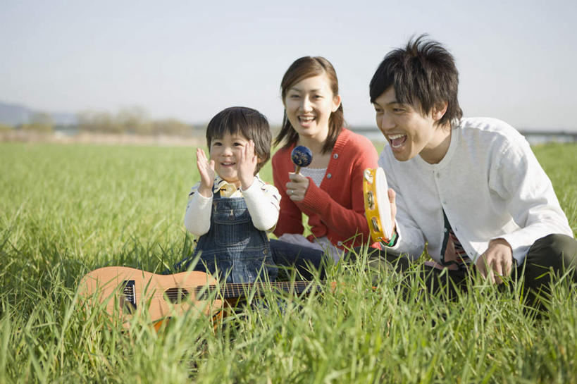 东方人,儿童,三个人,家庭,夫妻,母亲,父亲,儿子,坐,笑,鼓掌,微笑,露齿笑,横图,室外,白天,正面,爱情,纯洁,草地,草坪,植物,亚洲,阴影,服装,光线,影子,吉他,乐器,弦乐器,浪漫,注视,休闲装,黄种人,草,小孩,衣服,蓝色,绿色,蓝天,天空,阳光,天,观察,看,休闲,温暖,温馨,父子,母子,三口之家,一家人,休闲服,恩爱,父爱,可爱,母爱,童年,童趣,恋人,服饰,晴朗,观看,和睦,察看,关注,弹拨弦鸣乐器,童真,烂漫,无邪,万里无云,天真,男孩,男人,男性,年轻男性,年轻女性,女人,女性,亚洲人,孩子,年轻人,夫妇,情侣,晴空,晴空万里,拍手,坐着,半身,彩图,伴侣,融洽,弹拨弦乐器,男生