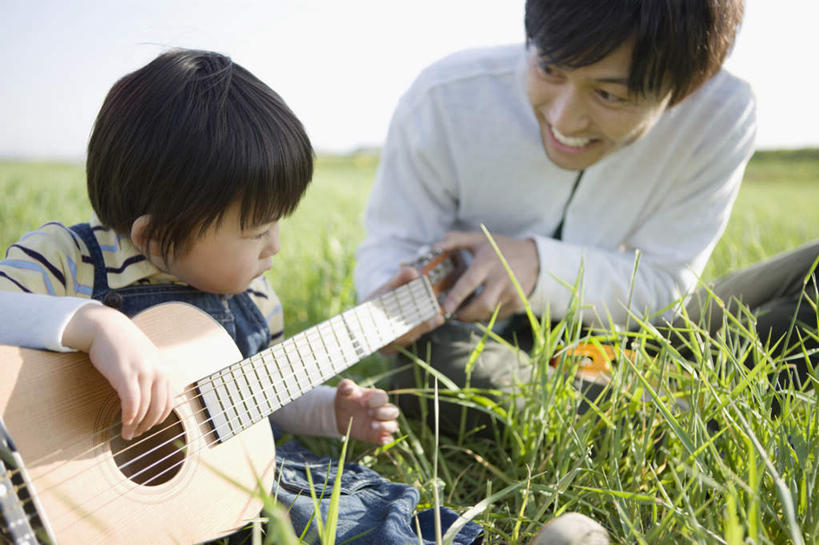 东方人,儿童,两个人,家庭,父亲,儿子,坐,笑,微笑,露齿笑,横图,室外,白天,正面,纯洁,草地,草坪,植物,亚洲,握,阴影,服装,光线,影子,吉他,乐器,弦乐器,拿,拿着,扭头,注视,休闲装,黄种人,草,小孩,衣服,蓝色,绿色,蓝天,天空,阳光,天,观察,看,转头,休闲,温暖,温馨,父子,一家人,休闲服,父爱,可爱,童年,童趣,握着,服饰,晴朗,观看,和睦,察看,关注,弹拨弦鸣乐器,童真,烂漫,无邪,万里无云,天真,男孩,男人,男性,年轻男性,亚洲人,孩子,年轻人,晴空,晴空万里,坐着,半身,彩图,融洽,弹拨弦乐器,男生