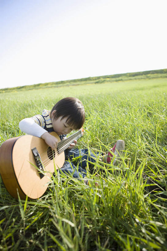 东方人,儿童,一个人,坐,竖图,室外,白天,侧面,纯洁,草地,草原,植物,亚洲,仅一个男性,仅一个人,握,阴影,服装,光线,影子,地平线,旷野,辽阔,吉他,乐器,弦乐器,地面,弹奏,拿,拿着,注视,休闲装,黄种人,草,小孩,衣服,蓝色,绿色,蓝天,天空,阳光,天,低头,观察,看,仅一个小孩,休闲,广阔,休闲服,可爱,童年,童趣,握着,服饰,晴朗,观看,一望无际,察看,关注,原野,延伸,弹拨弦鸣乐器,童真,烂漫,无邪,万里无云,天地相交,无边无际,一马平川,天真,男孩,男人,男性,亚洲人,孩子,晴空,晴空万里,坐着,彩图,全身,弹拨弦乐器,男生