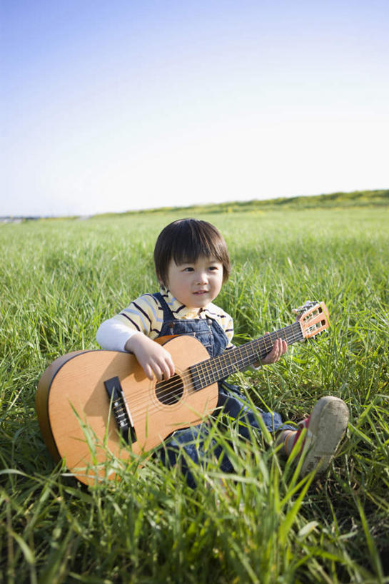 东方人,儿童,一个人,坐,竖图,室外,白天,正面,纯洁,草地,草原,植物,亚洲,仅一个男性,仅一个人,握,阴影,服装,光线,影子,地平线,旷野,辽阔,吉他,乐器,弦乐器,地面,弹奏,拿,拿着,注视,休闲装,黄种人,草,小孩,衣服,蓝色,绿色,蓝天,天空,阳光,天,低头,观察,看,仅一个小孩,休闲,广阔,休闲服,可爱,童年,童趣,握着,服饰,晴朗,观看,一望无际,察看,关注,原野,延伸,弹拨弦鸣乐器,童真,烂漫,无邪,万里无云,天地相交,无边无际,一马平川,天真,男孩,男人,男性,亚洲人,孩子,晴空,晴空万里,坐着,彩图,全身,弹拨弦乐器,男生