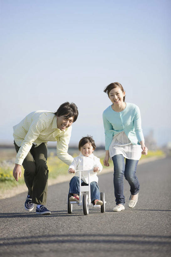 东方人,儿童,三个人,家庭,夫妻,母亲,父亲,儿子,坐,走,笑,微笑,露齿笑,竖图,室外,白天,正面,爱情,纯洁,草地,草坪,植物,道路,路,自行车,汽车,亚洲,一辆,奔驰,握,阴影,服装,朦胧,模糊,光线,影子,小路,交通,浪漫,注视,休闲装,黄种人,车,脚踏车,草,小孩,衣服,蓝色,绿色,蓝天,天空,阳光,交通工具,天,奔跑,观察,看,休闲,温暖,温馨,父子,母子,三口之家,一家人,休闲服,恩爱,父爱,可爱,母爱,童年,童趣,握着,恋人,服饰,晴朗,观看,和睦,察看,关注,载具,儿童车,童真,烂漫,无邪,万里无云,儿童自行车,天真,男孩,男人,男性,年轻男性,年轻女性,女人,女性,亚洲人,孩子,年轻人,夫妇,情侣,晴空,晴空万里,步行,散步,走路,坐着,彩图,全身,伴侣,融洽,男生