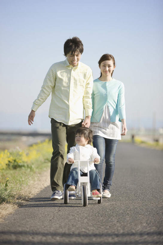 东方人,儿童,三个人,家庭,夫妻,母亲,父亲,儿子,坐,走,笑,微笑,露齿笑,竖图,室外,白天,正面,爱情,纯洁,草地,草坪,植物,道路,路,自行车,汽车,亚洲,一辆,奔驰,握,阴影,服装,朦胧,模糊,光线,影子,小路,交通,浪漫,注视,休闲装,黄种人,车,脚踏车,草,小孩,衣服,蓝色,绿色,蓝天,天空,阳光,交通工具,天,奔跑,观察,看,休闲,温暖,温馨,父子,母子,三口之家,一家人,休闲服,恩爱,父爱,可爱,母爱,童年,童趣,握着,恋人,服饰,晴朗,观看,和睦,察看,关注,载具,儿童车,童真,烂漫,无邪,万里无云,儿童自行车,天真,男孩,男人,男性,年轻男性,年轻女性,女人,女性,亚洲人,孩子,年轻人,夫妇,情侣,晴空,晴空万里,步行,散步,走路,坐着,彩图,全身,伴侣,融洽,男生