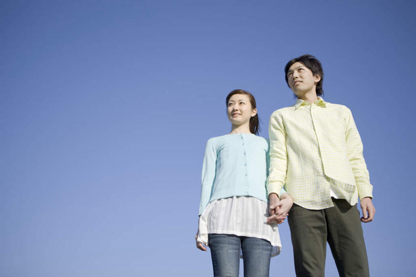 东方人,两个人,家庭,夫妻,站,握手,笑,微笑,露齿笑,横图,室外,白天,仰视,爱情,亚洲,阴影,服装,光线,影子,浪漫,注视,休闲装,黄种人,衣服,蓝色,蓝天,天空,阳光,天,观察,看,站着,休闲,温暖,温馨,一家人,休闲服,恩爱,恋人,服饰,晴朗,观看,和睦,察看,关注,万里无云,男人,男性,年轻男性,年轻女性,女人,女性,亚洲人,年轻人,夫妇,情侣,晴空,晴空万里,搀手,拉手,手拉手,手握手,站立,半身,彩图,低角度拍摄,伴侣,融洽