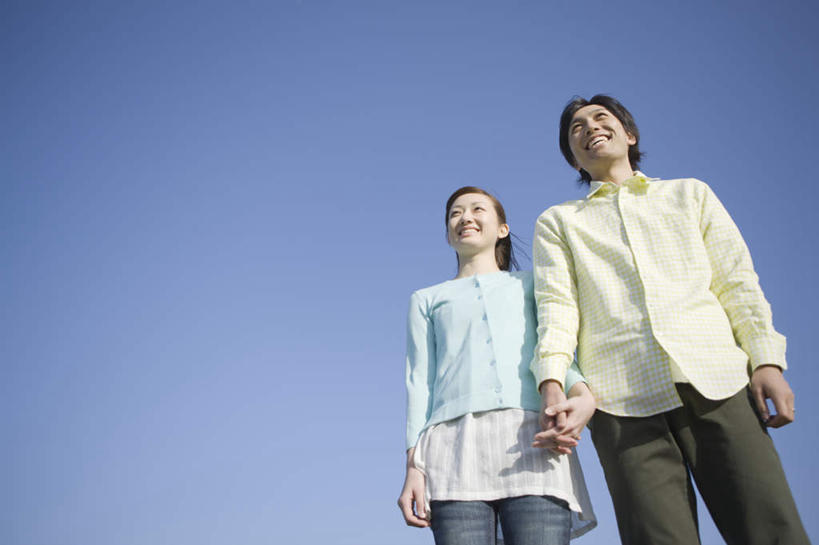 东方人,两个人,家庭,夫妻,站,握手,笑,微笑,露齿笑,横图,室外,白天,仰视,爱情,亚洲,阴影,服装,光线,影子,浪漫,注视,休闲装,黄种人,衣服,蓝色,蓝天,天空,阳光,天,观察,看,站着,休闲,温暖,温馨,一家人,休闲服,恩爱,恋人,服饰,晴朗,观看,和睦,察看,关注,万里无云,男人,男性,年轻男性,年轻女性,女人,女性,亚洲人,年轻人,夫妇,情侣,晴空,晴空万里,搀手,拉手,手拉手,手握手,站立,半身,彩图,低角度拍摄,伴侣,融洽