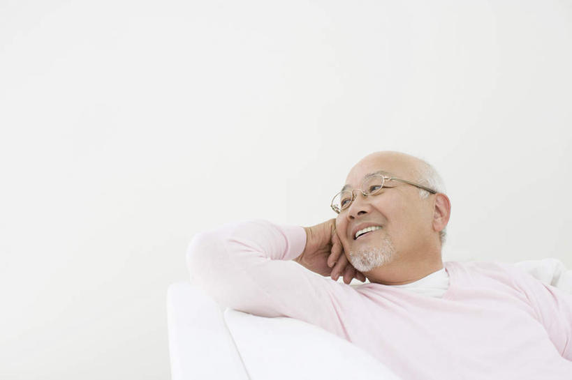 东方人,一个人,客厅,坐,笑,微笑,露齿笑,横图,室内,白天,正面,沙发,亚洲,仅一个男性,仅一个人,撑,服装,眼镜,墙,扭头,托腮,注视,休闲装,黄种人,墙壁,墙面,衣服,白色,观察,看,靠,靠着,托,转头,仅一个老年男性,休闲,休闲服,服饰,观看,老花镜,察看,起居室,关注,托下巴,布艺沙发,客堂,远视眼镜,老年男性,男人,男性,亚洲人,坐着,半身,彩图