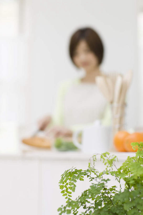 东方人,一个人,站,笑,微笑,露齿笑,竖图,室内,白天,正面,植物,厨房,桌面,桌子,亚洲,仅一个年轻女性,仅一个女性,仅一个人,握,服装,朦胧,模糊,木制,盆栽,围裙,陶瓷,墙,盆景,陶瓷制品,注视,休闲装,黄种人,墙壁,墙面,衣服,绿色,白色,自然,木制品,容器,碗,观察,看,站着,休闲,休闲服,握着,服饰,生长,成长,观看,储藏,察看,储存,关注,年轻女性,女人,女性,亚洲人,站立,半身,彩图,灶间,贮存