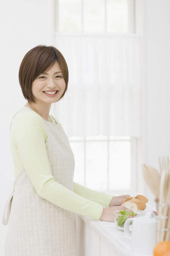 东方人,一个人,站,笑,微笑,露齿笑,竖图,室内,白天,侧面,植物,厨房,窗户,桌面,桌子,亚洲,仅一个年轻女性,仅一个女性,仅一个人,握,服装,朦胧,模糊,木制,盆栽,围裙,陶瓷,墙,盆景,陶瓷制品,扭头,注视,休闲装,黄种人,玻璃窗,墙壁,墙面,衣服,绿色,白色,自然,木制品,容器,碗,观察,看,站着,转头,休闲,休闲服,握着,服饰,生长,成长,观看,储藏,察看,储存,关注,年轻女性,女人,女性,亚洲人,站立,半身,彩图,灶间,贮存