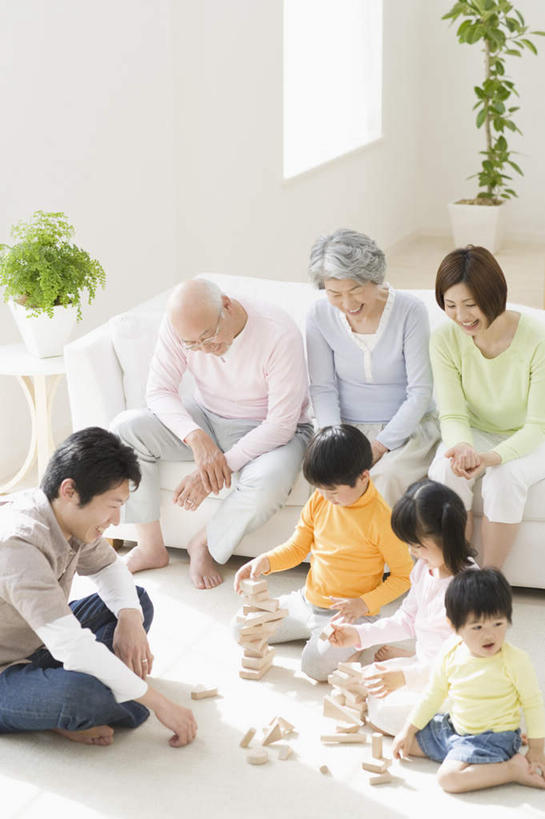 东方人,儿童,老年人,母亲,父亲,女儿,祖母,祖父,三代同堂,客厅,坐,抱,笑,盘腿,微笑,露齿笑,竖图,俯视,室内,白天,游戏,纯洁,智慧,植物,窗户,地板,沙发,玩具,亚洲,握,服装,盆栽,墙,盆景,地面,许多人,拿,玩,拿着,注视,休闲装,黄种人,光脚,娱乐,祖孙三代,木地板,玻璃窗,墙壁,墙面,小孩,衣服,绿色,白色,自然,低头,观察,看,一群人,休闲,温暖,温馨,父女,母女,赤脚,休闲服,积木,父爱,可爱,母爱,童年,童趣,益智,握着,服饰,生长,奶奶,爷爷,成长,抱着,观看,活动,祖孙,和睦,察看,起居室,搂着,思维,发泄,关注,消遣,智力,想象,布艺沙发,童真,烂漫,无邪,外婆,外孙女,外祖母,外公,外祖父,外孙,外孙子,宣泄,客堂,天真,老年男性,老年女性,男孩,男人,男性,年轻男性,年轻女性,女孩,女人,女性,亚洲人,孩子,年轻人,全家福,孙女,孙子,搂,搂抱,盘腿而坐,盘膝,盘着腿的,盘着腿坐,双腿交叉,玩耍,嬉戏,坐着,半身,彩图,高角度拍摄,融洽,男生,女生,爸爸,多代同堂,妈妈