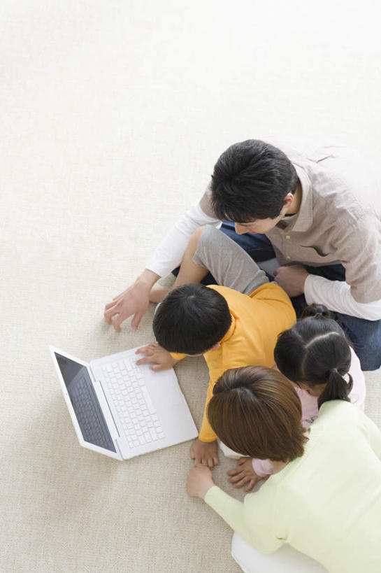 东方人,儿童,四个人,家庭,夫妻,母亲,父亲,女儿,儿子,坐,盘腿,竖图,俯视,室内,白天,爱情,纯洁,电脑,笔记本电脑,地板,亚洲,敲打,阴影,服装,反射,网络,影子,地面,浪漫,注视,休闲装,黄种人,输入,通讯设备,木地板,小孩,衣服,打字,观察,看,休闲,温暖,温馨,父女,父子,母女,母子,一家人,休闲服,恩爱,父爱,可爱,母爱,童年,童趣,恋人,服饰,观看,点击,一台,敲击,和睦,察看,无线,关注,通信设备,无线网络,无线上网,便携式电脑,童真,烂漫,无邪,天真,按键,手提电脑,男孩,男人,男性,年轻男性,年轻女性,女孩,女人,女性,亚洲人,孩子,年轻人,夫妇,情侣,盘腿而坐,盘膝,盘着腿的,盘着腿坐,双腿交叉,坐着,半身,彩图,高角度拍摄,伴侣,融洽,男生,女生